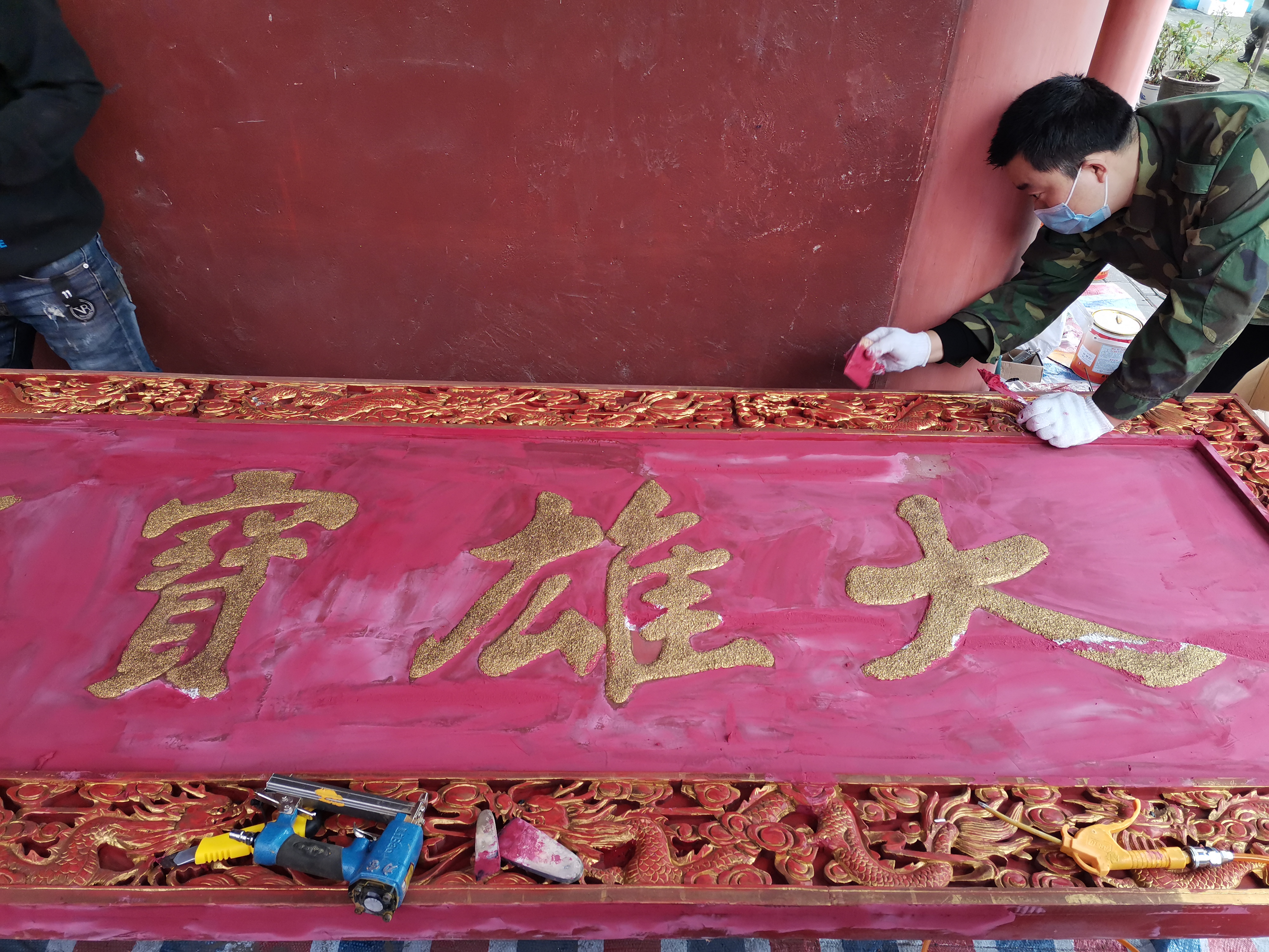 华严寺天王殿铺设地砖及牌匾贴金